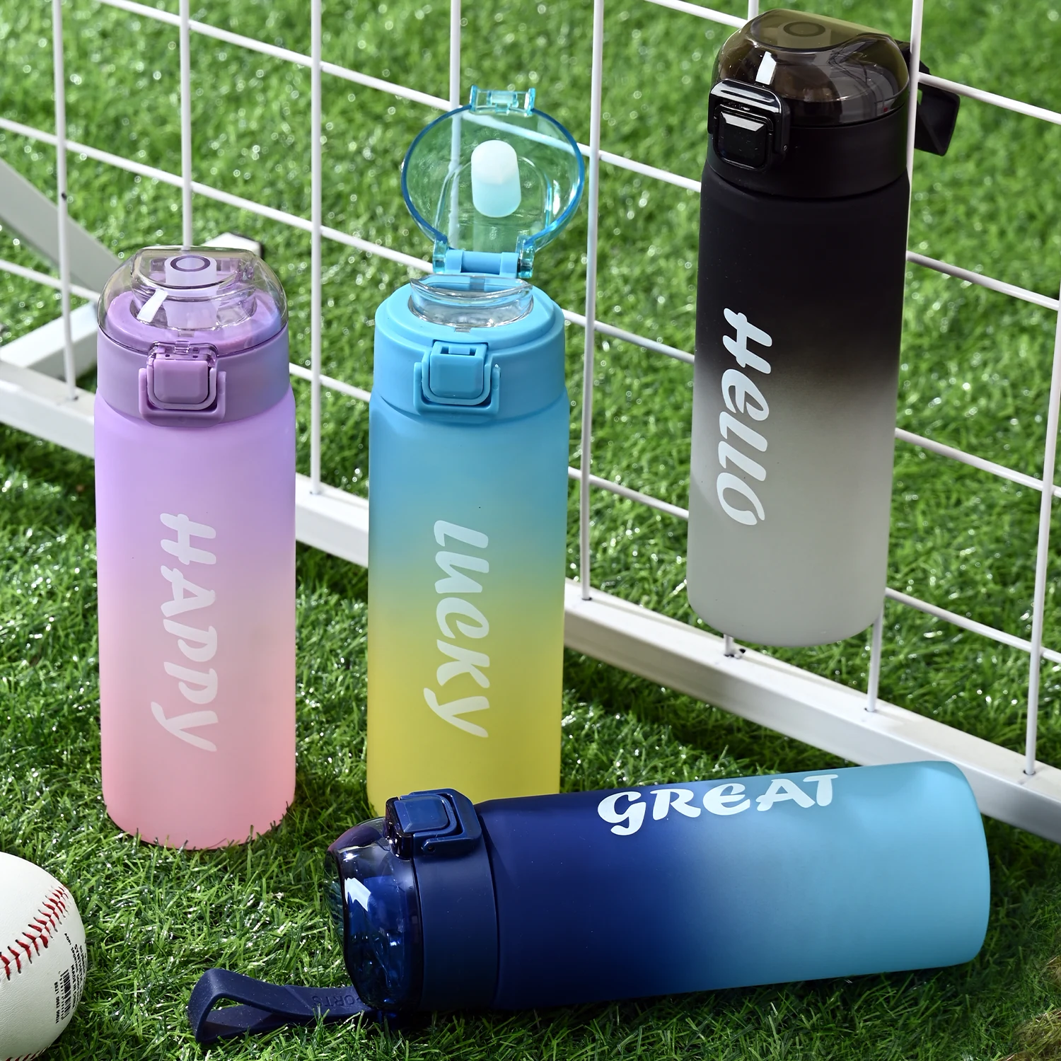 Botellas deportivas de plástico en una escena al aire libre