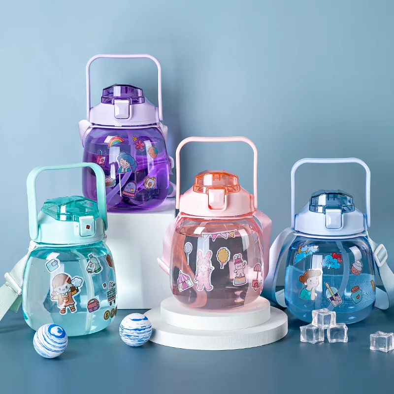 Jarra de agua transparente de 1300 ml con ilustraciones y asa — LO-004