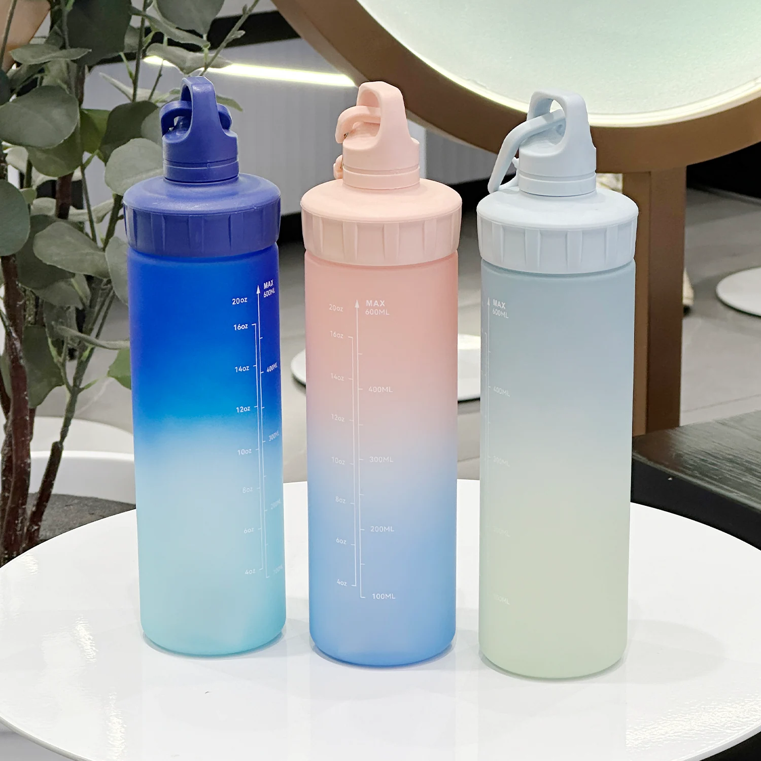Botella de agua deportiva de plástico de 600 ml vista 2