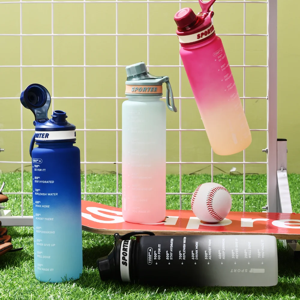 Botellas deportivas degradadas con marcas de tiempo